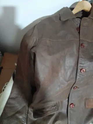 Abrigo de cuero marrón cuero argentino.