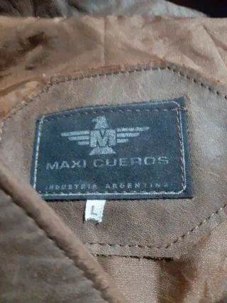 Abrigo de cuero marrón cuero argentino.