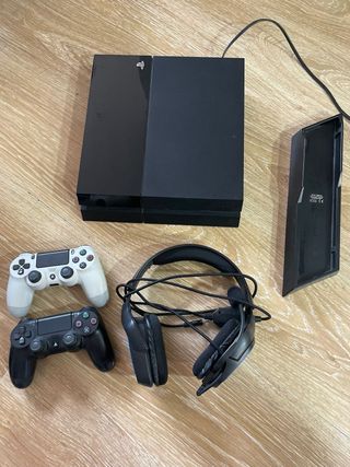 PS4 Slim 500GB Negra + Accesorios