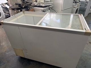 Congelador horizontal blanco con tapa de cristal