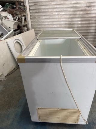 Congelador horizontal blanco con tapa de cristal