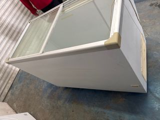 Congelador horizontal blanco con tapa de cristal