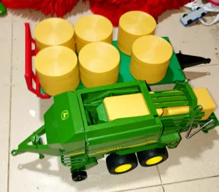 Empacadora John Deere 690 y Remolque Bruder