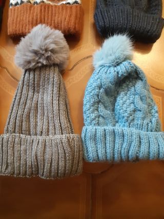 Gorros de Invierno con Pompón