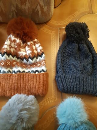 Gorros de Invierno con Pompón