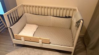 Cuna IKEA blanca con muchas cosas