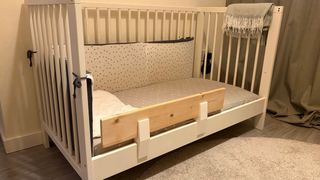 Cuna IKEA blanca con muchas cosas