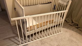 Cuna IKEA blanca con muchas cosas