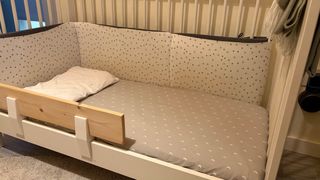 Cuna IKEA blanca con muchas cosas