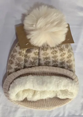 Gorro de lana beige con pompón