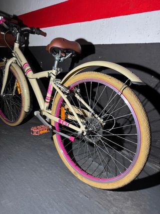 Bicicleta infantil color crema con cesta