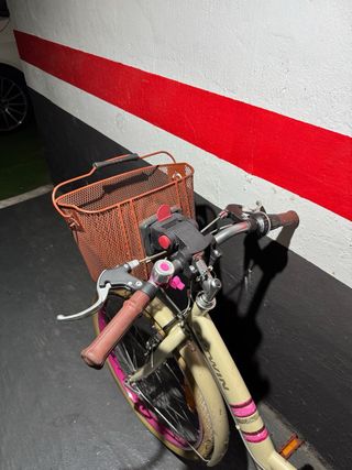Bicicleta infantil color crema con cesta