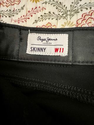 Pantalón efecto piel Pepe Jeans negro