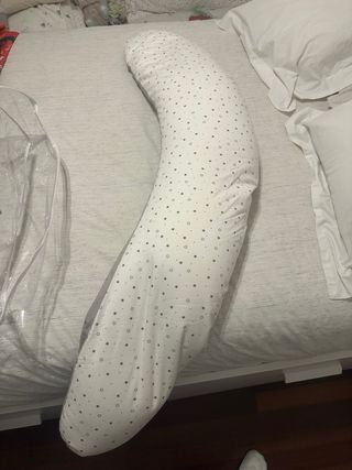 Cojín de lactancia gris con estrellas