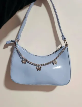 Mini borsa azzurra lucida con catena farfalla