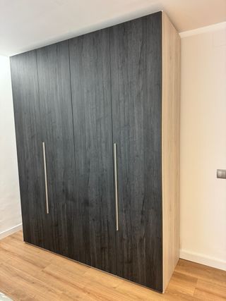 Armario 4 puertas (225x55x180cm)