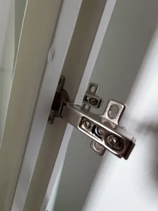 Puerta de cristal y madera blanca