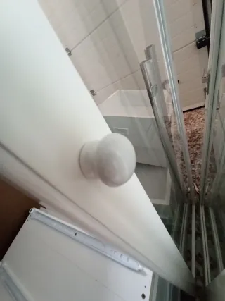 Puerta de cristal y madera blanca