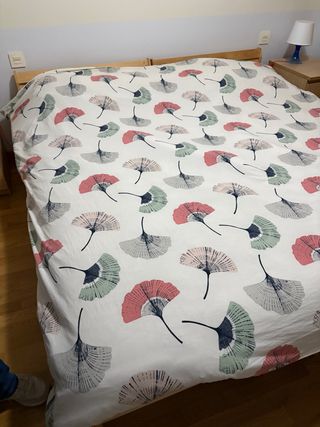 Cama doble con funda nórdica y estructura