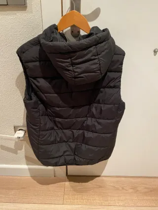 Chaleco acolchado con capucha Bershka