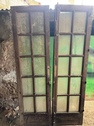 Puertas antiguas de madera con cristal