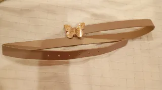 Cinturón beige con hebilla mariposa dorada