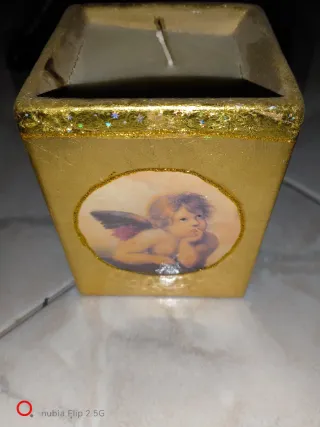 Candela decorativa dorata con angelo