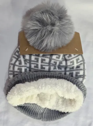Gorro gris con pompón