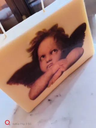 Candela decorativa con immagine di angelo