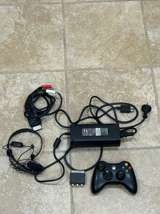 Xbox 360 Negra con Mando y Juegos