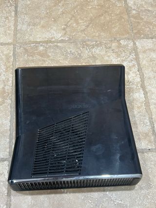 Xbox 360 Negra con Mando y Juegos