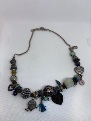 Collar bisutería con abalorios y dijes