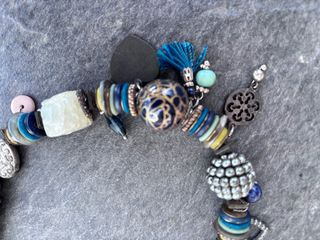 Collar bisutería con abalorios y dijes