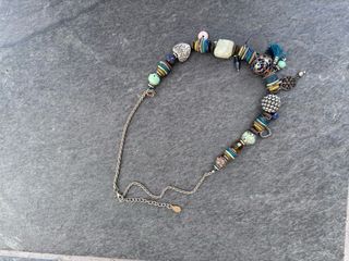 Collar bisutería con abalorios y dijes