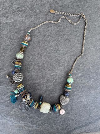 Collar bisutería con abalorios y dijes