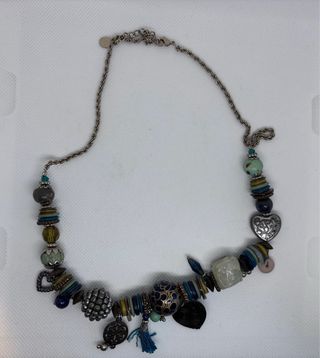 Collar bisutería con abalorios y dijes