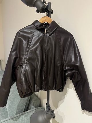 Cazadora efecto piel marrón Zara