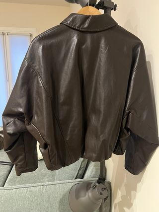 Cazadora efecto piel marrón Zara