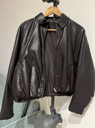 Cazadora efecto piel marrón Zara