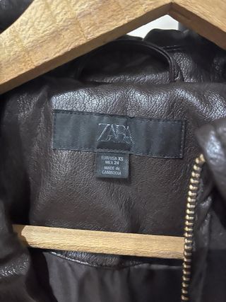 Cazadora efecto piel marrón Zara