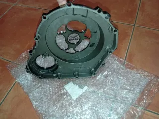 Tapa de embrague negra Suzuki gsxr 600 k7