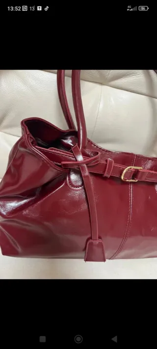 Bolso de mano burdeos brillante