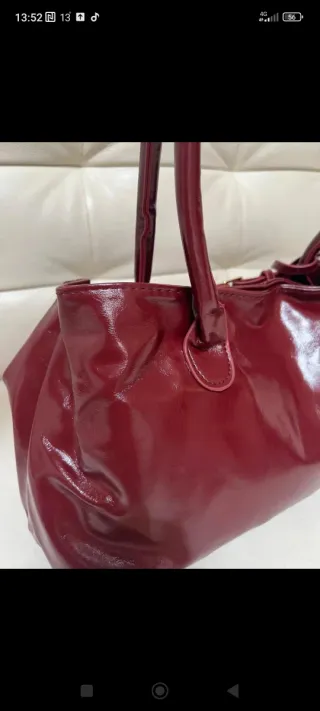 Bolso de mano burdeos brillante