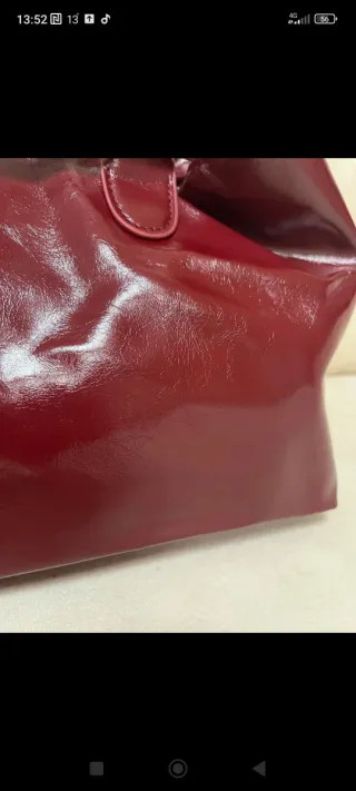 Bolso de mano burdeos brillante