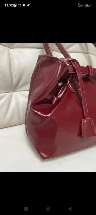 Bolso de mano burdeos brillante