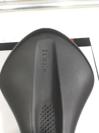 Sillín FI'ZI:K ALIANTE Pequeña rozadura atrás.