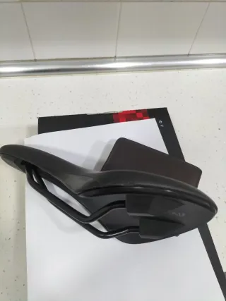 Sillín FI'ZI:K ALIANTE Pequeña rozadura atrás.