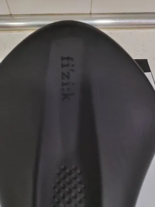 Sillín FI'ZI:K ALIANTE Pequeña rozadura atrás.