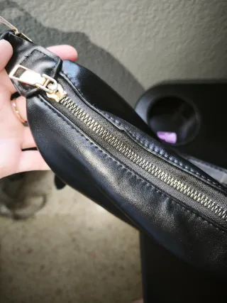 Bolso de hombro negro de cuero ajustable