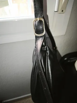 Bolso de hombro negro de cuero ajustable